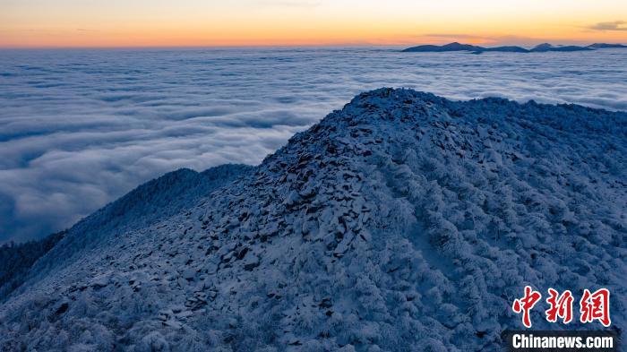 西安朱雀国家森林公园现“积雪浮云端”初冬盛景